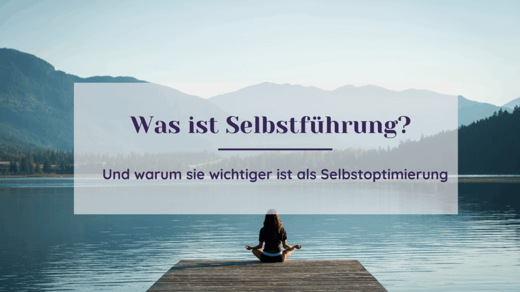 Frau meditiert in der Natur am See - Symbol für Selbstführung, innere Ruhe und emotionale Balance